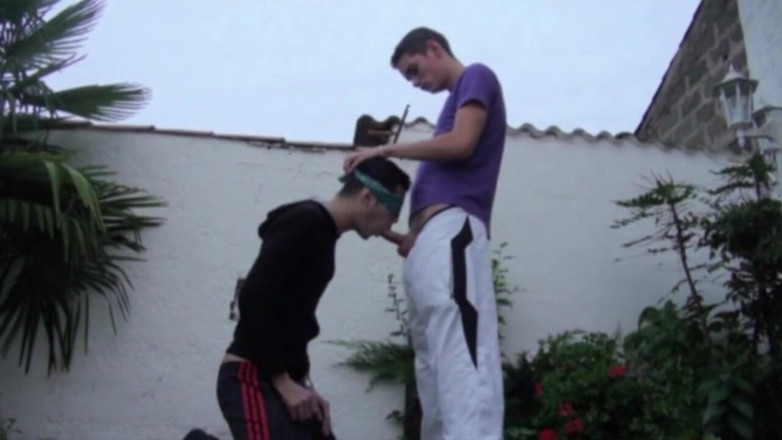 YOUNG FRENCH DUDES FUCKERS: Emilio fucked by max in exhib garden