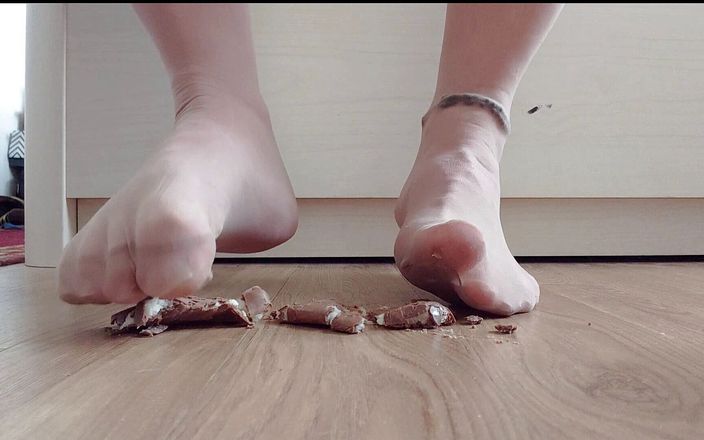 Carmen_Nylonjunge: Nylon feet have fun with coconut bars ** crushing **