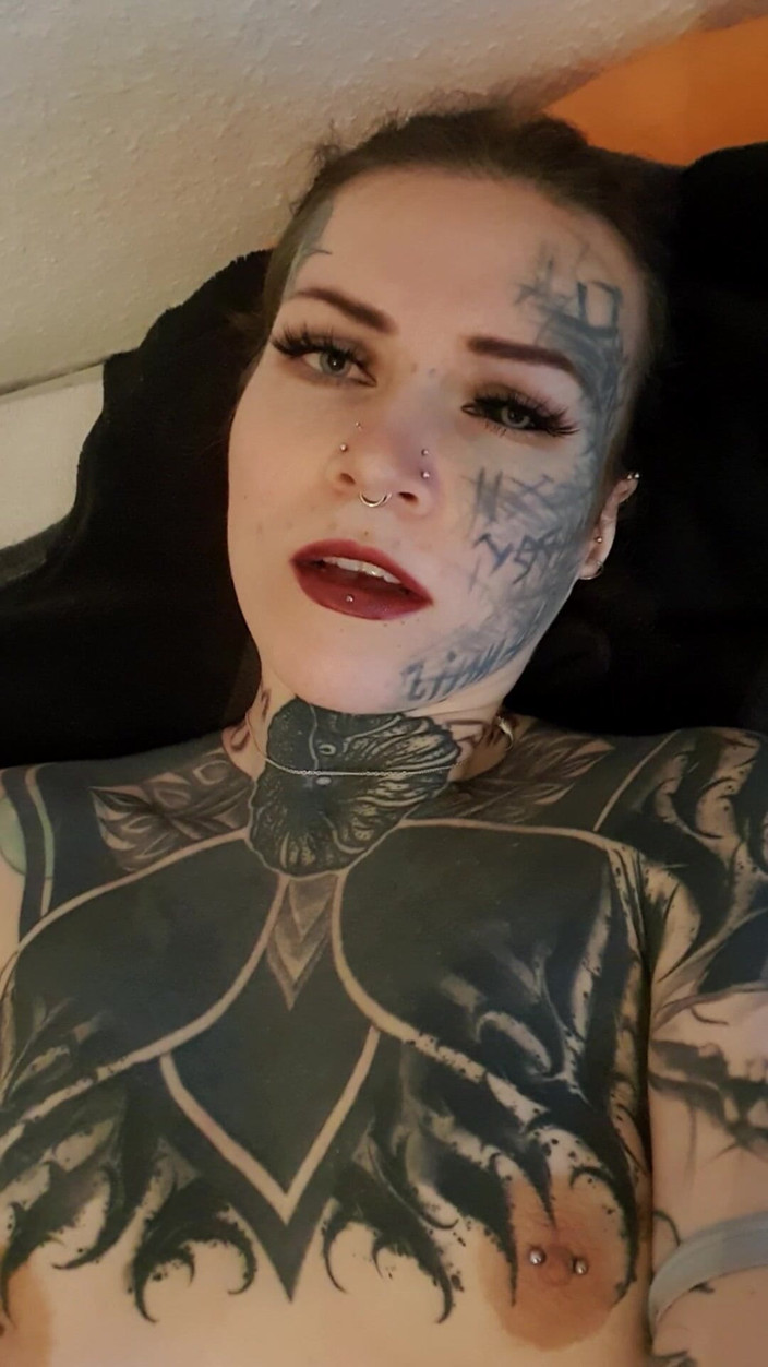 BaleaTheScarleg: लिपस्टिक ऑन के साथ चरमसुख का चेहरा