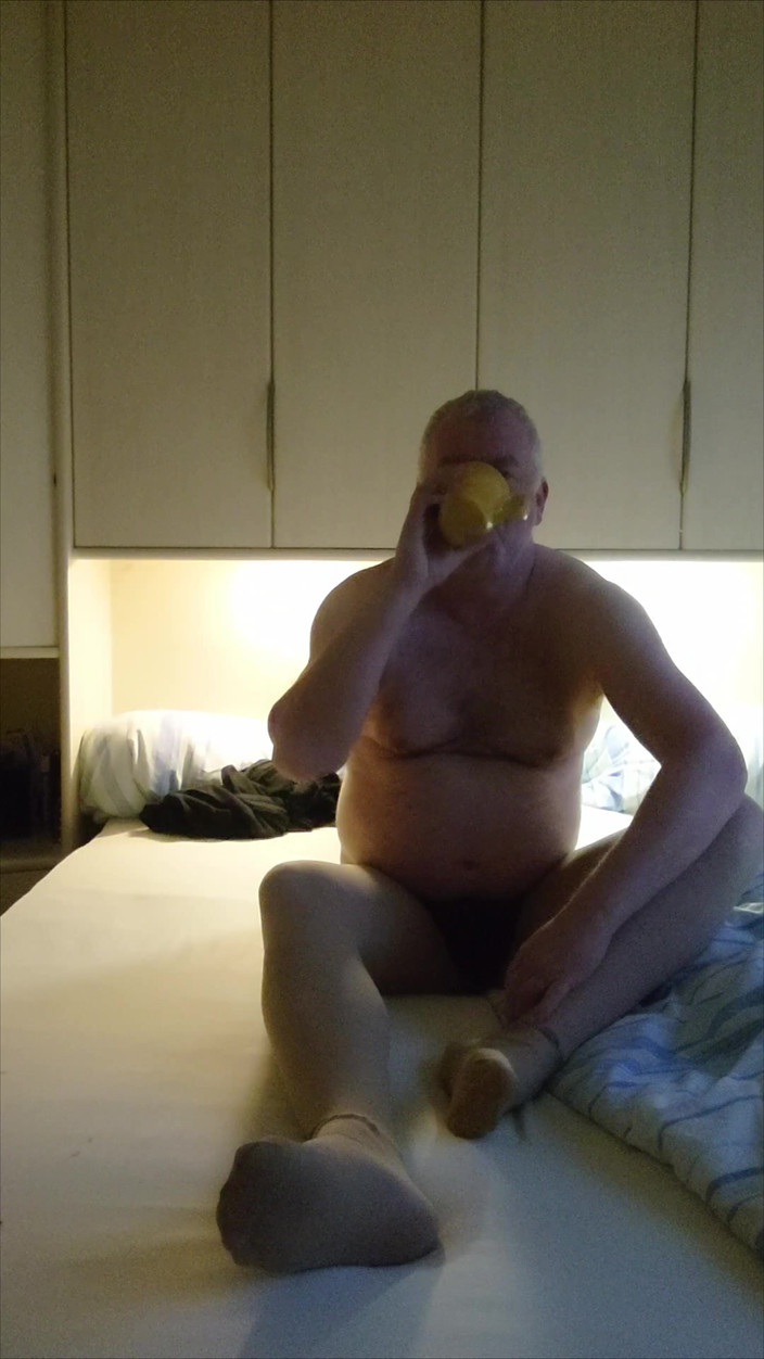 Carmen_Nylonjunge: ナイロンボーイが霜の朝を祈っています