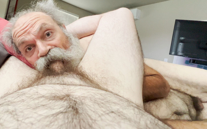 FuzzyBeardBoy: Un vieux papa poilu suce un garçon