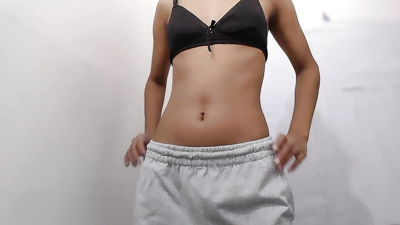 desigirl93: 彼女の学校のホステルで自慰行為をする18+女子高生一人