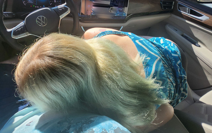 Mama_Foxx94: कार में एक डरपोक मुख-मैथुन