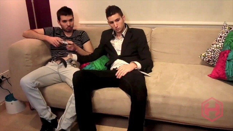 Robyn 3Some: 和我的异性恋邻居一起