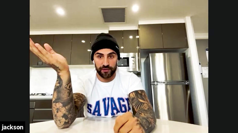 Pillow Talk: Jackson O'doherty çıplak soyunuyor ve yatak odası sırlarını ortaya çıkarıyor