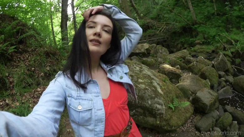 Faye Taylor: Open legs in the stream