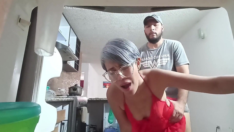 Swingersamateur40: Ik ging naar de keuken en hij stak zijn pik...