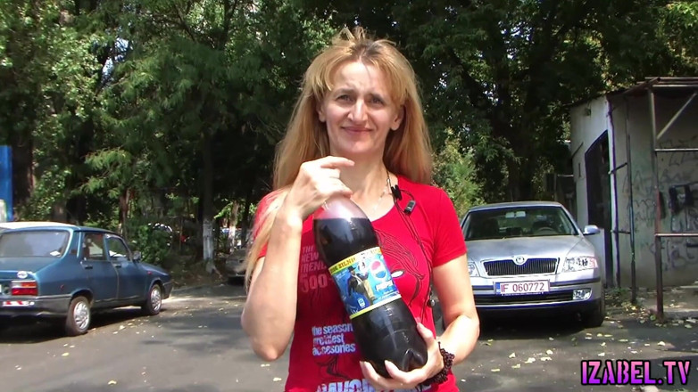 Izabel tv: Mature showing tits outdoor