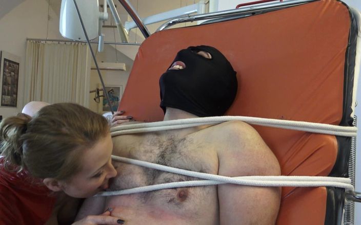 Femdom Austria: 私が彼を言葉で辱め、彼の口に唾を吐きながら、ローは固執します
