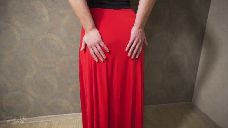 Teasecombo 4K: Une MILF sexy en robe moulante taquine la ligne de...