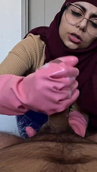 สาวทำความสะอาดอาหรับช่วยชักว่าว Mia Niqab
