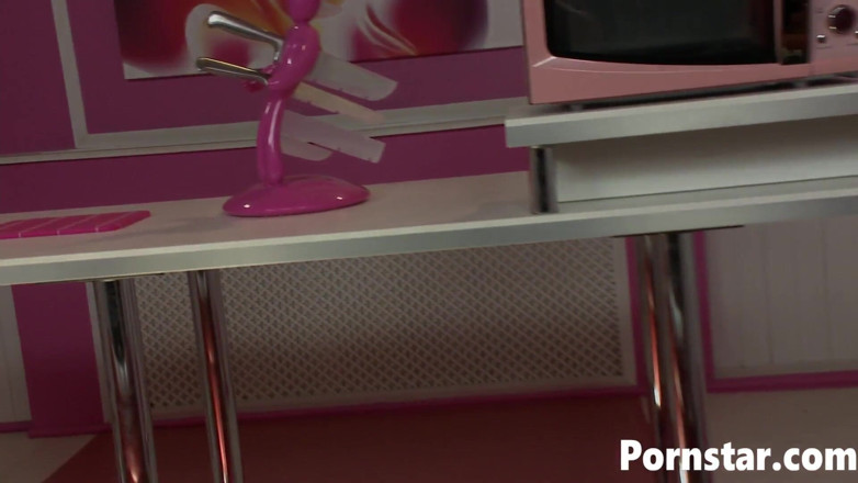 Pornstars: Güzel esmer Lissa Love şişman amında bir yarak hissediyor