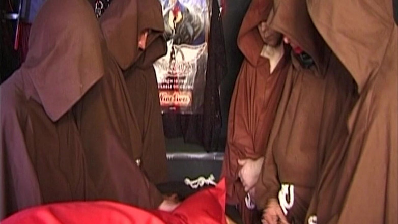 Erotic Club: Piss promočená propíchnutá kundička naplněná korálky v rituálu