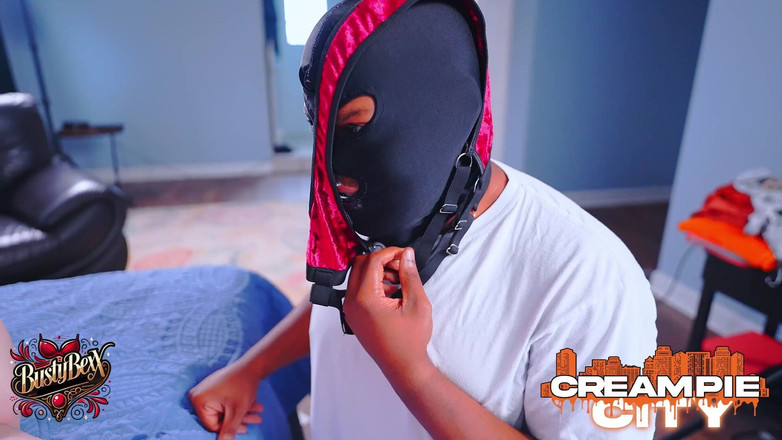 Busty Bexx: カックたちが見ている間に俺の尻を犯せ