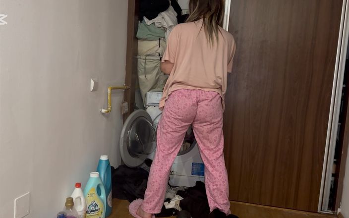 NipsAndStrips: Faccio tutto il mio bucato puzzolente mentre scoreggia