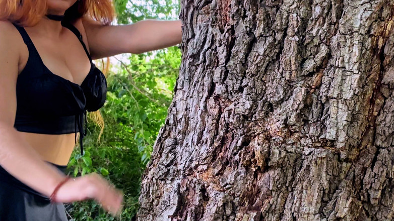 Goddess Li: 长而自然的指甲划伤一棵树
