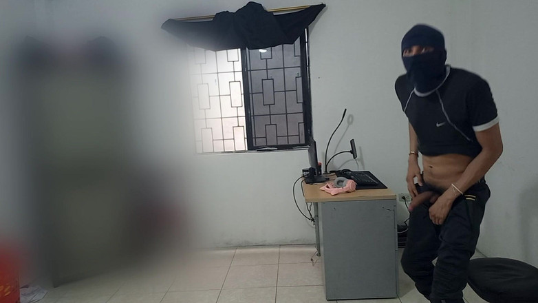 NEGRITA SEXY: Ma demi-sœur nettoie ma chambre puis part et je me...