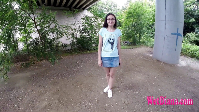 Wet Diana: Diana senza mutandine per poter fare pipì all'aperto