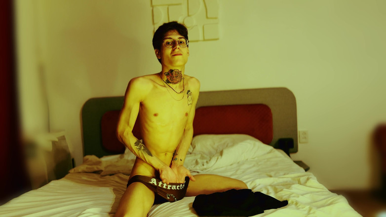 HotDogs studio: Zůstal jsem v hotelu a rozhodl se masturbovat, dokud se...