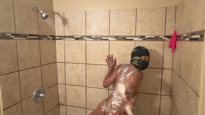 Paulani: Shower time showing my hot body while going live!