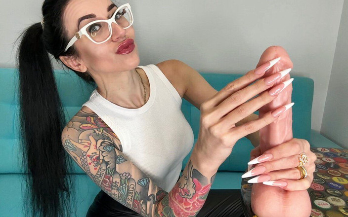Julia domaina: Manicure francesa con uñas largas, garras afiladas y pajas traviesas...