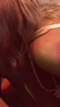 Twee blonde milfs krijgen gangbang