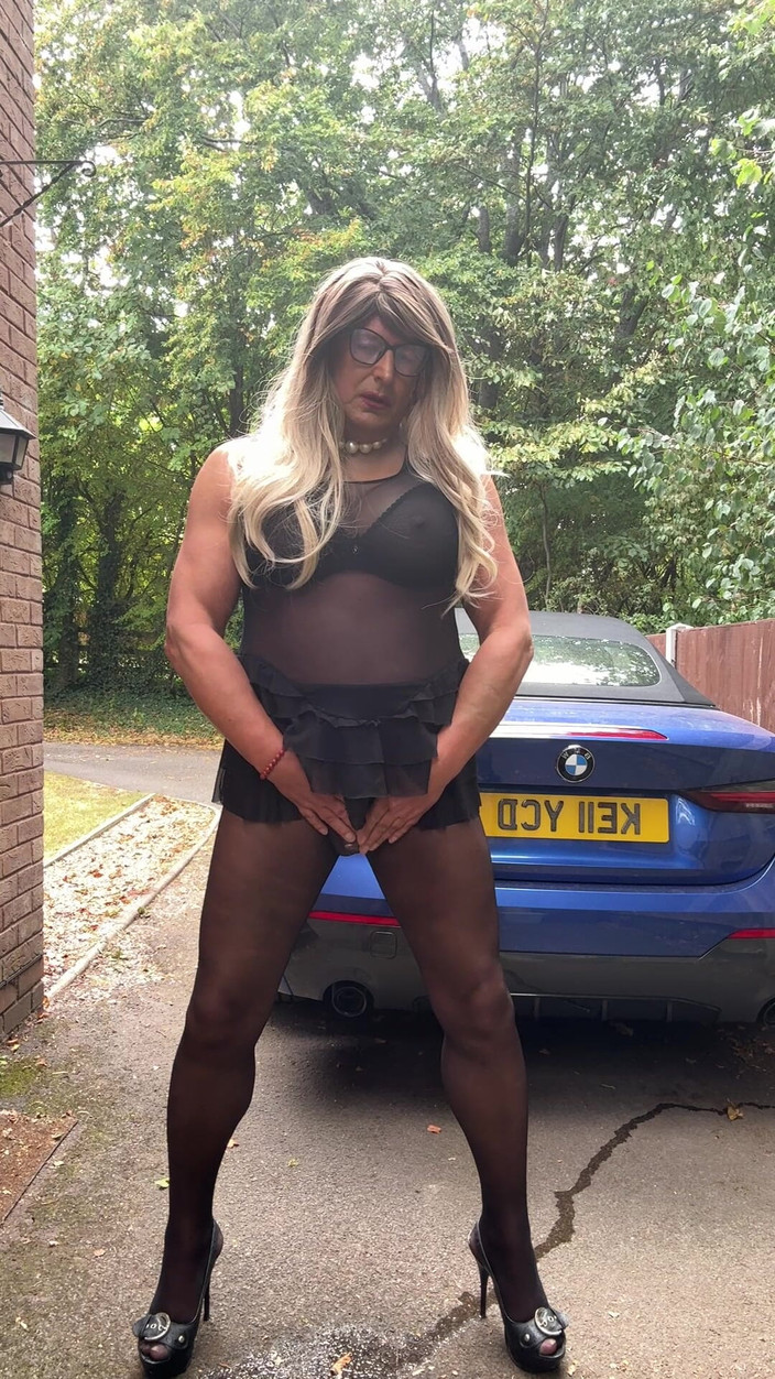 Kellycd2022: 흑인 매끄러운 팬티 스타킹과 힐을 입은 섹시한 크로스드레서 Kellycd2022