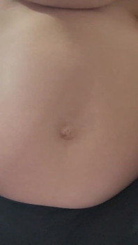 Mi hermanastra embarazada juega con su barriga y aplica preenzclador y luego se lo unta en su vientre