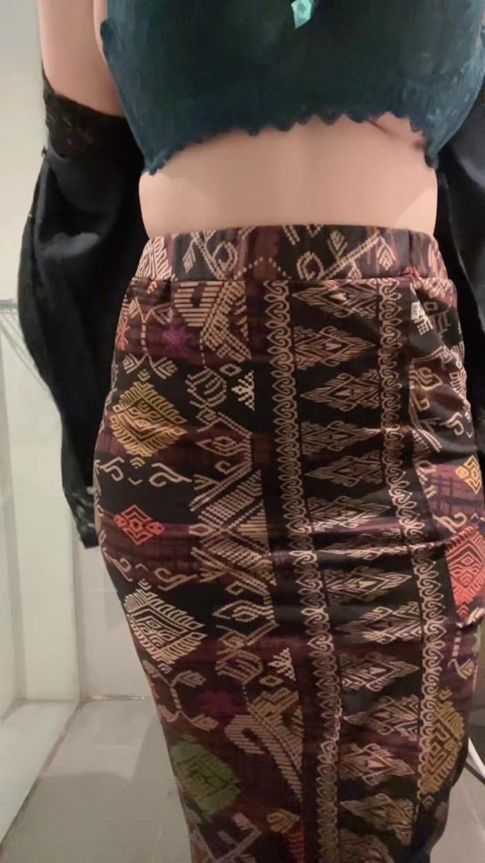 Biancaid: Gadis Hijab Kebaya Putih Seksi Bermain Di Tandas Sehingga Memancut