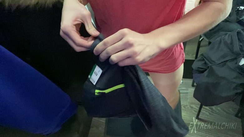 Extremalchiki: लॉकर रूम सौतेले बेटे का वीर्य निकालना