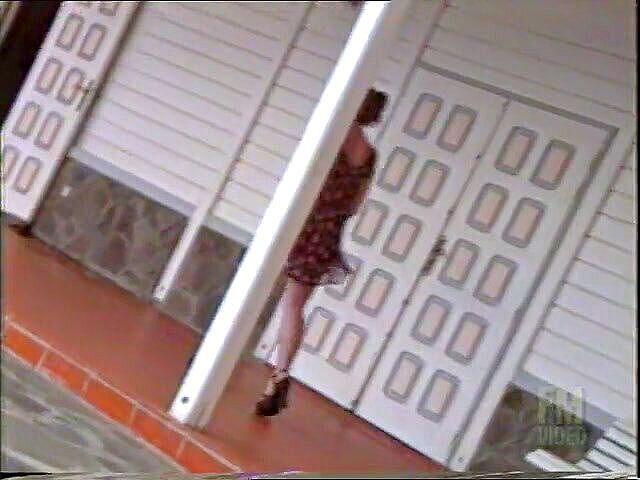 Amafrench: O fată tânără arată cum își face plăcere singură cu un...