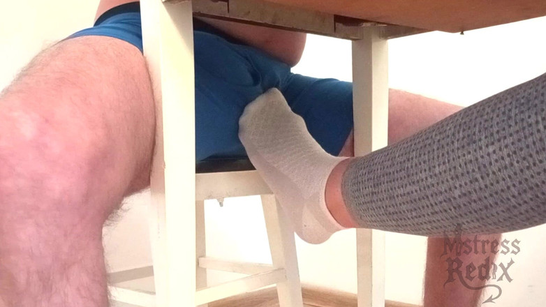 Mistress Redix: Ponožkové honění a zničený orgasmus pod stolem