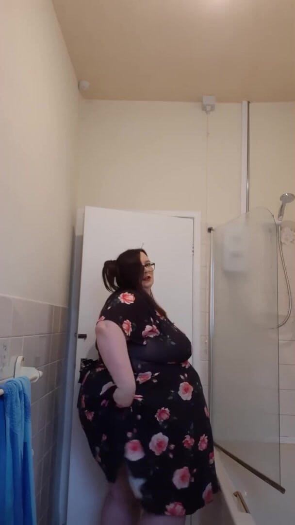 SSBBWLadyBrads: SSBBW Teases Before Shower