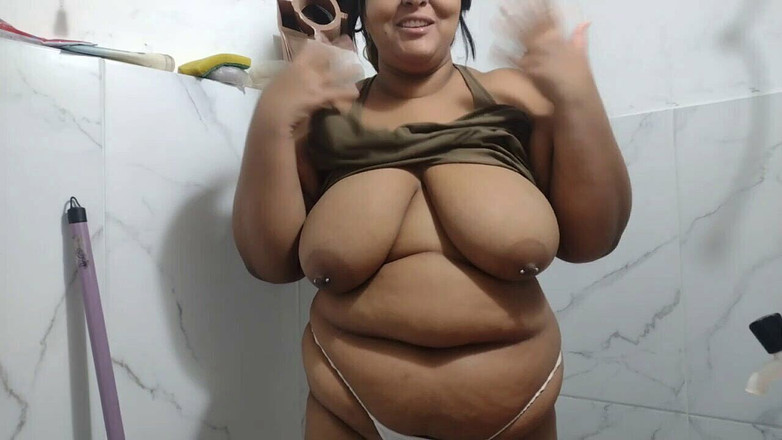 Jeanne Welsh: 女孩一边在镜头前展示自己一边打扫家