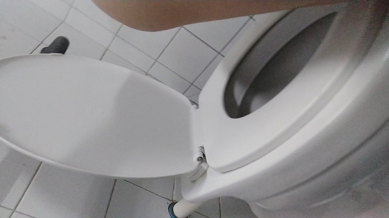 Ms Candy Bunny: Đi tiểu trong phòng tắm công cộng