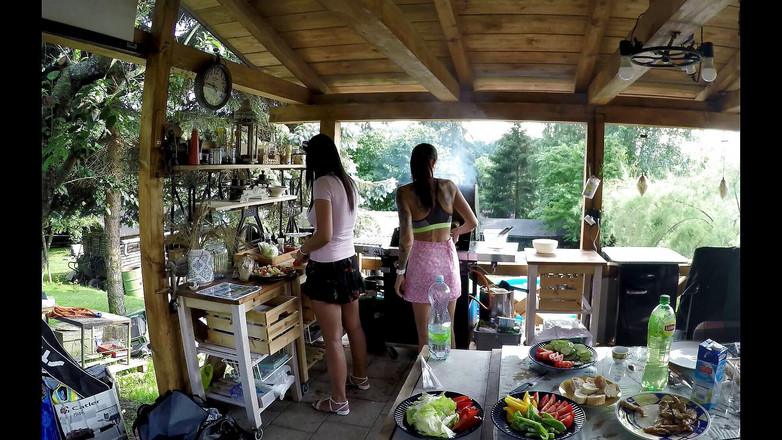 Leon Lambert Girls Twerk Parties CFNM: Buurvrouw barbecuefeest hete strakke meiden in zomerjurk korte rokjes geen...