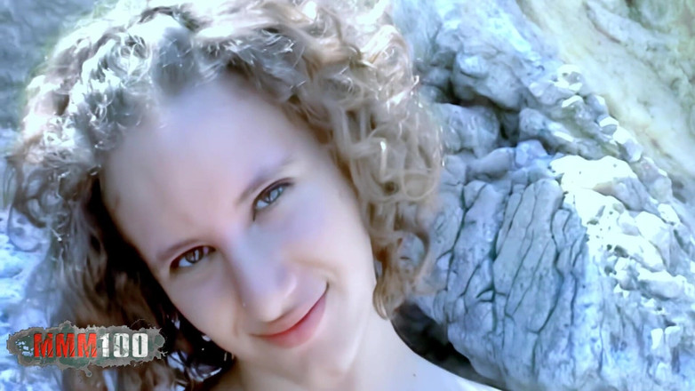 MMM100: Anna: Kåt Lilla Anna gör en het striptease vid havet