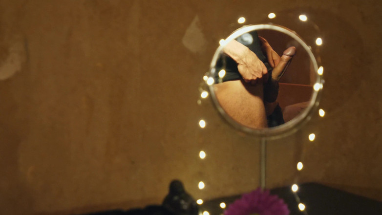 Jerking studs: Round mirror