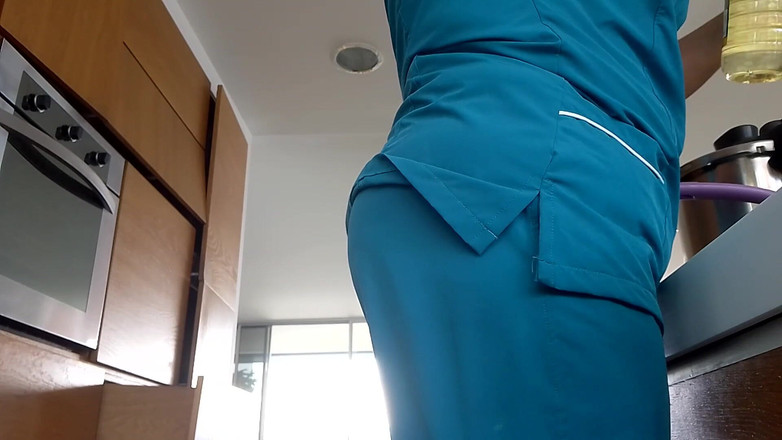 Milfcaliente69: La impiegato con un grosso culo si masturba la figa...