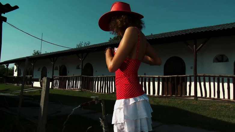 FapFlare: Boerderijmeisje Nora Swan krijgt haar strakke kont buitenshuis geslagen