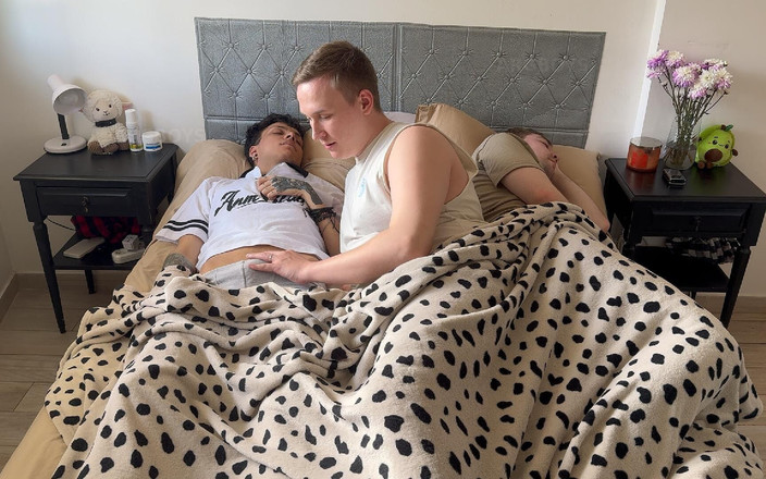 Arg Boys: Jangan berisik supaya abang tirimu nggak bakal sadar! - Kontol besar...