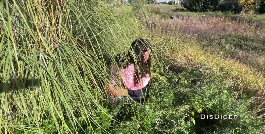 Dis Diger: 抓到一个正在撒尿的女孩，把她带到山上做爱
