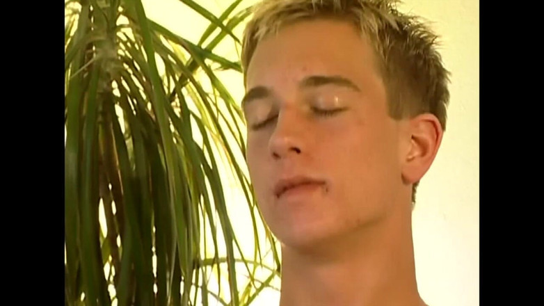 Street Boys Studio: सहकर्मी और करोल के साथ नंगी गांड खींचना और वीर्य चूमना