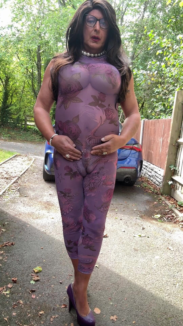 Kellycd2022: Sexy Crossdresser Kellycd2022 em Purple Catsuit e Heels Ao ar...