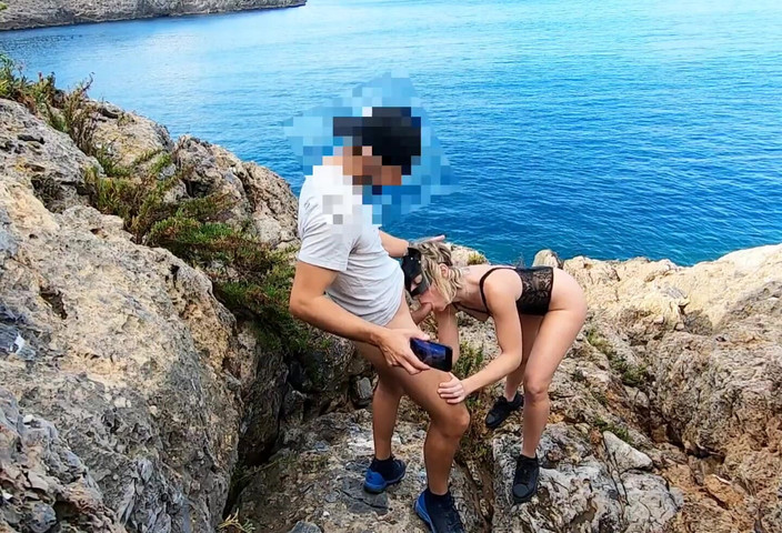 Sportynaked: Foda na praia nas rochas ... Bonita engole boquete e foda...