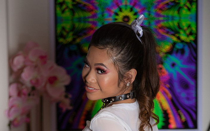 Hookup Hotshot: ヴィナ・スカイは小さなおまんこを犯され、顔をびしょ濡れにする!