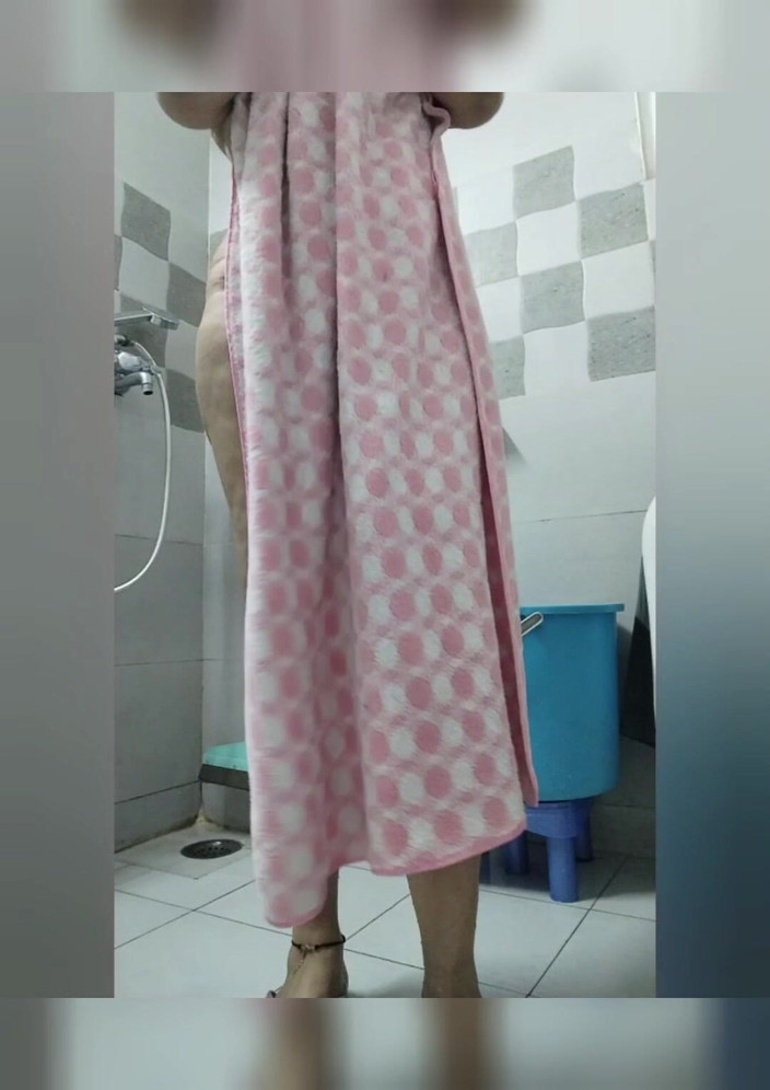 Hot Indian mommy: インドの継母シャワーストリップティーズ