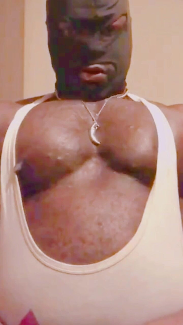 Black smoking muscle stepdad: Werbalna duża sesja titplay i dymu