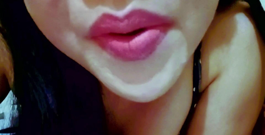 Queen Aurora: 通常、私は足の裏の下に小さなものを入れます。しかし、今回は...君がどこにいたいかは分かっているよ。私の口の中!