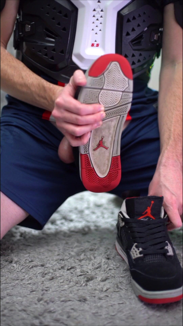 Sneakersmax98: Bermain dengan Jordan Retro Iv Sneakers dan pancut ke dalam